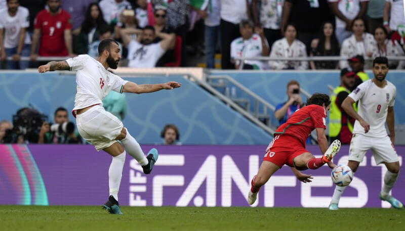 伊朗25日在世界盃足球賽傷停補時階段，靠著切什米（左）禁區外的神來一腳，替球隊突破僵局。（美聯社）