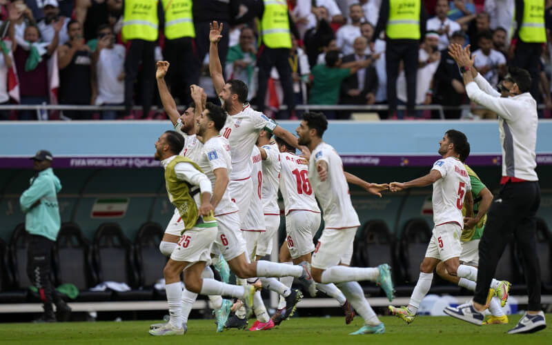 伊朗25日在世界盃足球賽小組賽第2戰以2比0踢倒威爾斯，伊朗球員賽後歡呼慶祝拿下首勝。（美聯社）