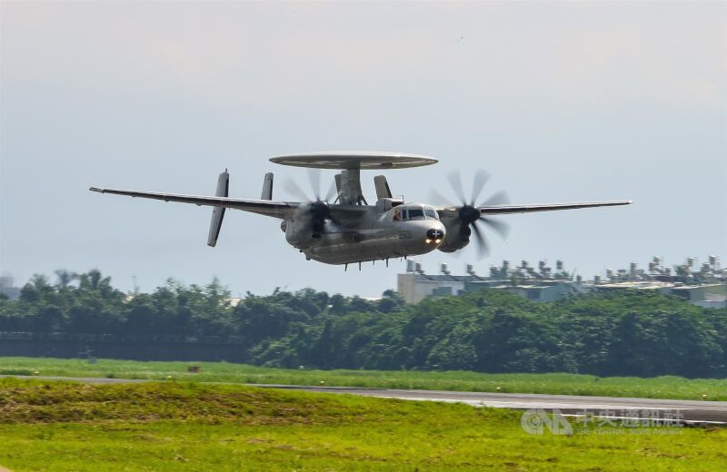 國防部空軍司令部25日表示，一架E-2K型機實施例行訓練任務，降落時偏離屏北跑道，機組人員均安。圖為E-2K預警機同型機。（中央社檔案照片）