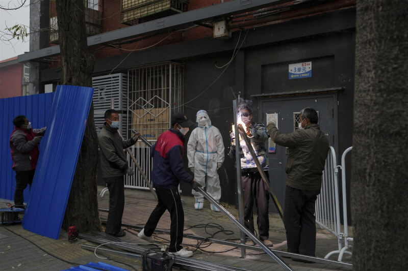 北京疫情升高，24日已有社區開始架設鋼架及鐵皮柵欄，準備實施封控。（美聯社）
