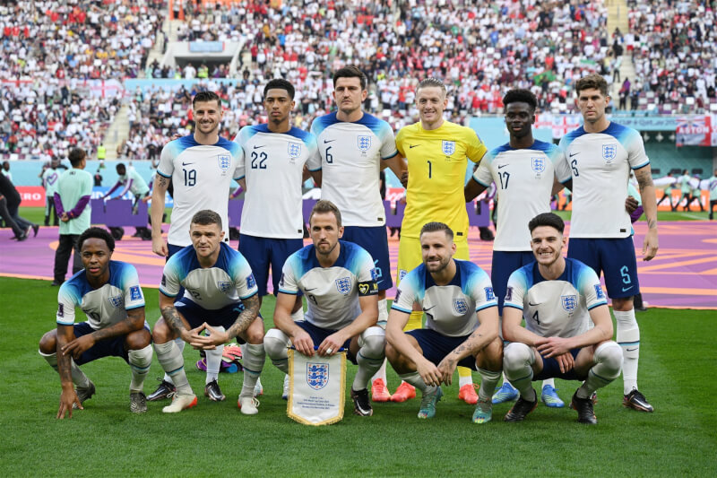 英格蘭過去在世界盃曾兩度對上美國，此次將於台灣時間26日凌晨3時在世界盃小組賽再次對戰美國，若能贏球，就能晉級16強。圖為英格蘭國家足球隊。（圖取自twitter.com/England）