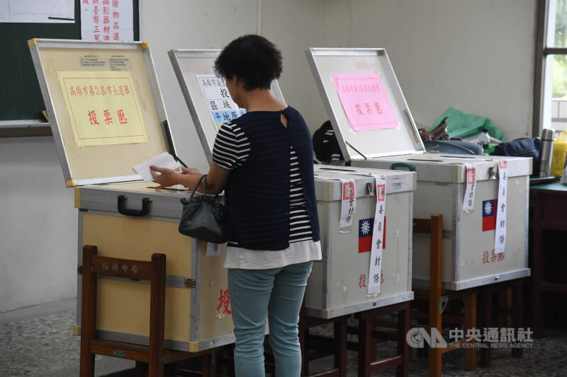 圖為2018年九合一選舉，民眾前往投票所投票。（中央社檔案照片）