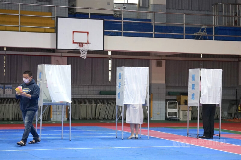 九合一選舉將登場，來台觀選的大陸海外民運人士認為台灣選舉和平、有序，令人稱羨。圖為去年4大公投，花蓮民眾前往投開票所投票。（中央社檔案照片）