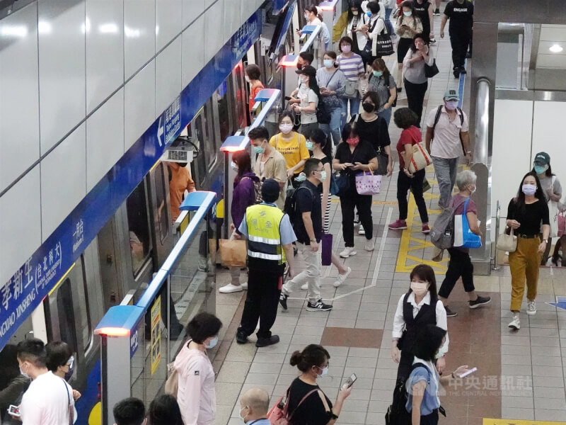 台北捷運表示，25日下午5時左右板南線忠孝新生站一部列車，因旅客雨傘卡住車門導致延誤約3分半。圖為忠孝新生站人潮。（中央社檔案照片）