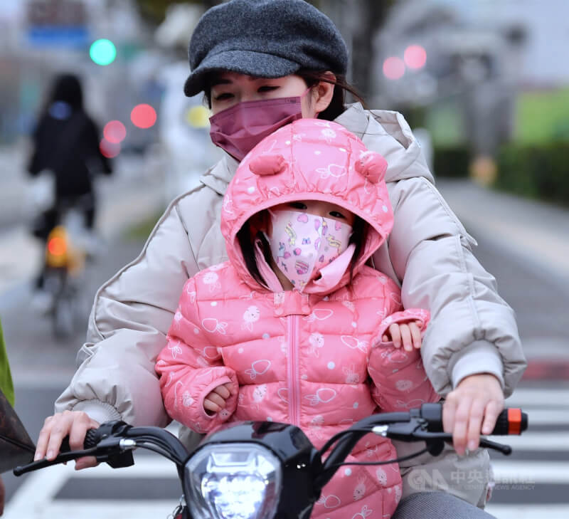 每年12月至隔年2月是台灣的冬季。中央氣象局預測，未來一季氣溫接近正常值，雨量以偏少至正常機率較大。圖為去年冬天台北民眾為小朋友穿起厚外套禦寒。（中央社檔案照片）