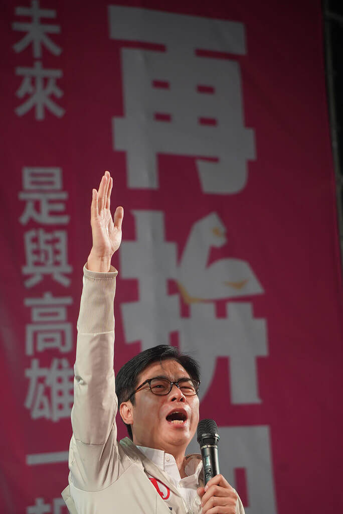 九合一選舉26日將投票，民進黨高雄市長候選人陳其邁25日選前之夜選在鳳山舉辦大型造勢，登台演講時奮力疾呼，請市民朋友全力支持，讓他再拚4年。 中央社記者董俊志攝 111年11月25日