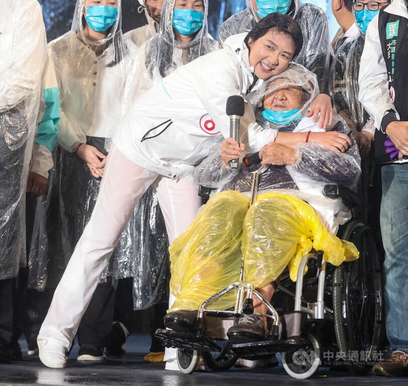 無黨籍台北市長候選人黃珊珊（前左）25日舉行選前之夜，黃珊珊的母親（前右）也冒雨到場力挺，黃珊珊在台上深情擁抱媽媽，表達對家人的感謝。中央社記者鄭清元攝 111年11月25日