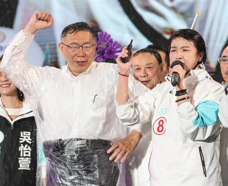 無黨籍台北市長候選人黃珊珊(右)25日舉行選前之夜,身兼民眾黨主席的台北市長柯文哲(左)出席為黃珊珊站台,為選情做最後衝刺。中央社記者鄭清元攝 111年11月25日