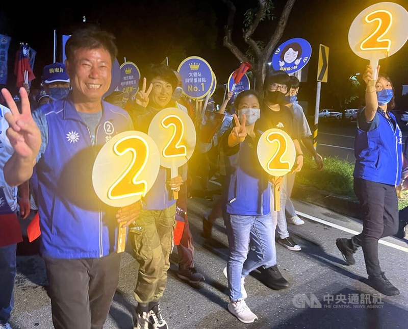 選前之夜,國民黨台東縣長候選人饒慶鈴(前左2)、台東市長候選人陳銘風(前左)等人25日親自帶隊,從饒慶鈴競選總部出發,徒步掃街,盼催出每一張選票。中央社記者盧太城台東攝 111年11月25日