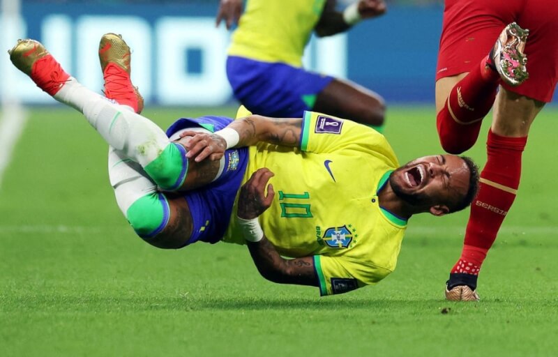 巴西在世足首戰以2比0擊敗塞爾維亞，不過隊長內馬爾在比賽中扭傷腳踝。（路透社）