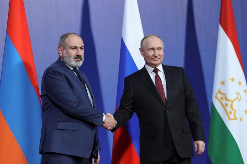 亞美尼亞總理帕辛揚（左）與俄羅斯總統蒲亭（右）23日在集體安全公約組織峰會合照。（路透社）