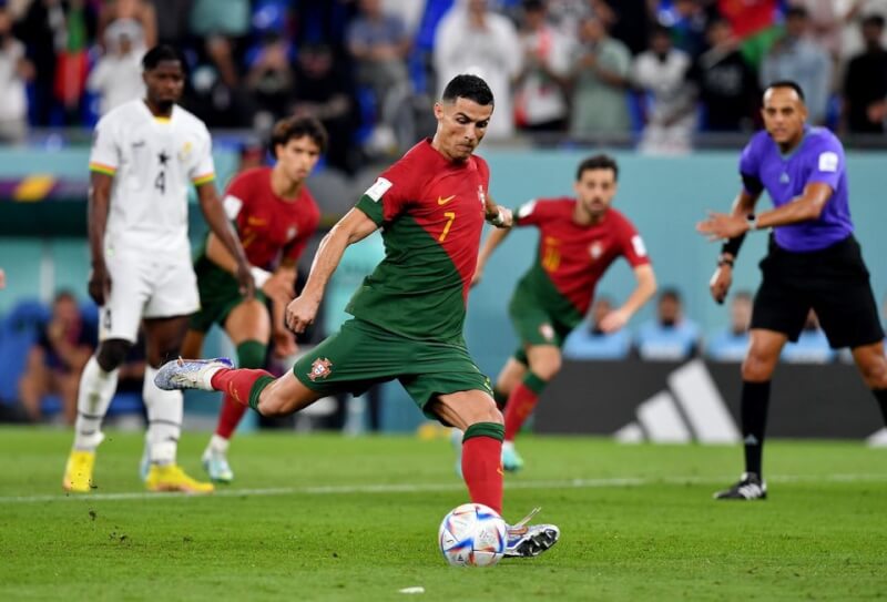 葡萄牙與迦納24日在世足賽H組小組賽下半場火力全開，葡萄牙3比2獲勝，超級巨星C羅（前）成為史上首位在5屆世足賽都破網的球員。（路透社）