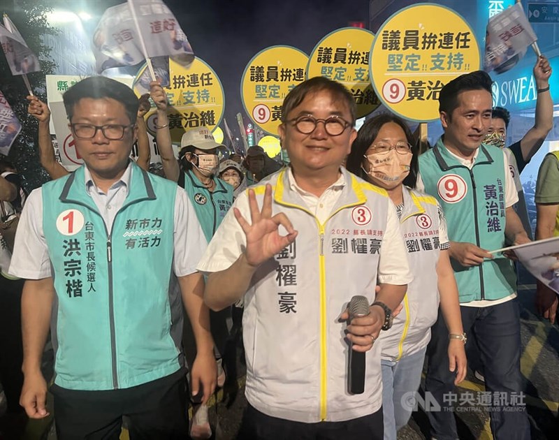 距離選舉投票剩下不到24小時,民進黨台東縣長候選人劉櫂豪(前左2)、台東市長候選人洪宗楷(前左)等人25日選前之夜從台東市最熱鬧的大同、中華路口出發,以徒步掃街方式衝刺催票。中央社記者盧太城台東攝 111年11月25日