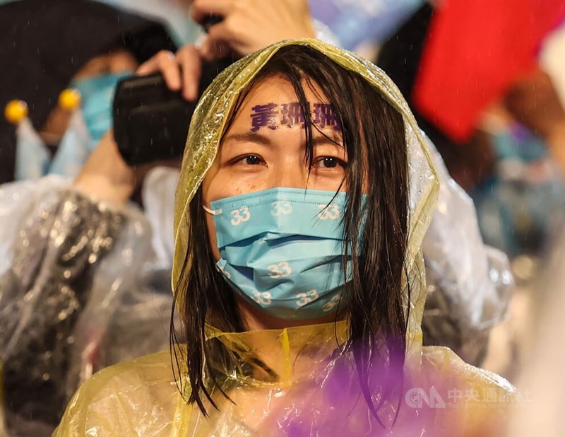無黨籍台北市長候選人黃珊珊25日在台北市政府前舉行「捍衛新價值 擺脫舊勢力–黃珊珊選前之夜」,有民眾戴起33口罩、額前貼上黃珊珊名字,以行動傳達對黃珊珊的支持。中央社記者鄭清元攝 111年11月25日