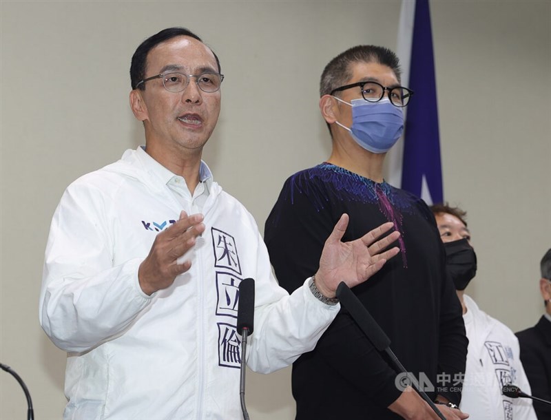 九合一選舉結果大勢已定，國民黨主席朱立倫（左）26日晚間在中央黨部中山廳舉行記者會，針對選舉結果發表談話。中央社記者謝佳璋攝 111年11月26日