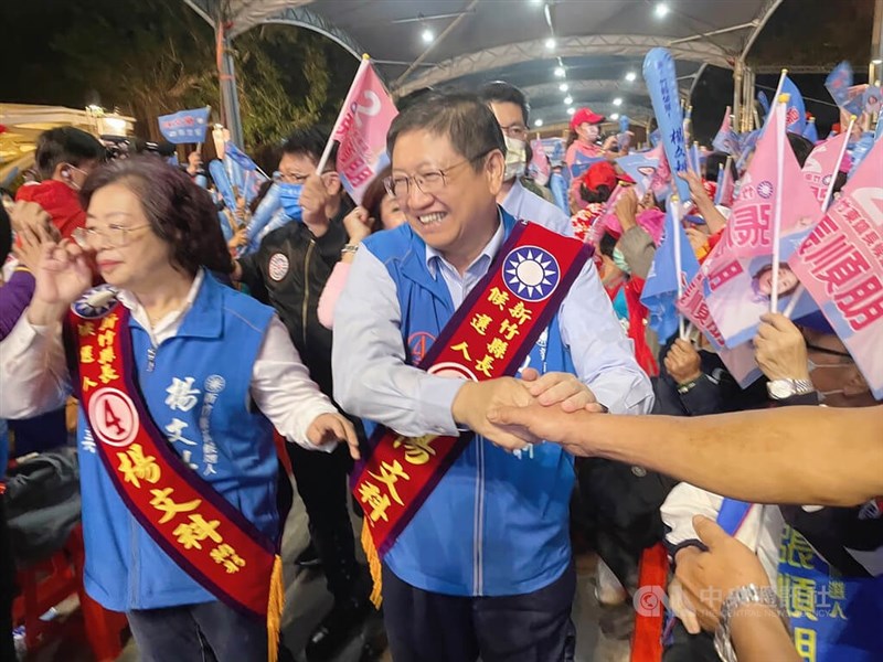 國民黨新竹縣長候選人楊文科（前右）26日自行宣布當選。（中央社檔案照片）