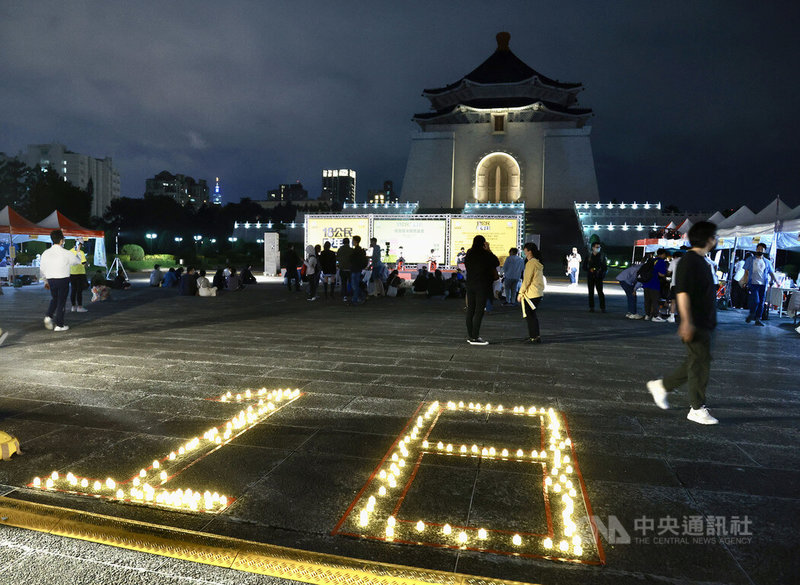 台灣少年權益與福利促進聯盟等團體26日晚間在台北中正紀念堂民主大道舉行記者會，對於18歲公民權修憲複決案開票結果未過門檻表達遺憾。中央社記者張皓安攝  111年11月26日