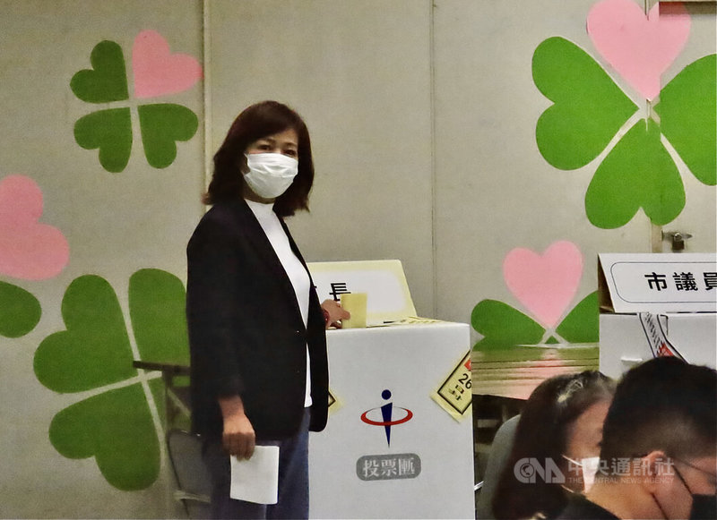 民進黨新竹市長候選人沈慧虹（左）26日上午到新竹市光華國中的投票所投票，將手中的選票投入票匭中。中央社記者魯鋼駿攝  111年11月26日