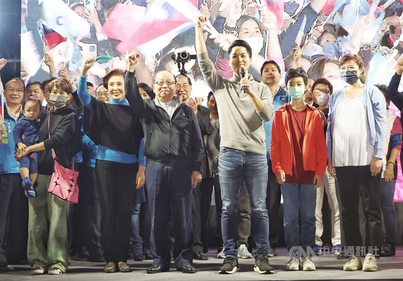 台北市長選戰結果明朗化，國民黨候選人蔣萬安26日晚間自行宣布當選，與父親蔣孝嚴（前右4）、母親黃美倫（前右5）、太太石舫亘（前右）等家人一起在台上向支持者致意。中央社記者張新偉攝 111年11月26日