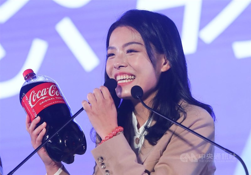 民眾黨新竹市長候選人高虹安26日自行宣布當選，並在開票會場收到支持者送上可樂祝賀，高虹安拿著可樂笑稱，其實她喜歡喝的是奶茶。中央社記者王騰毅攝 111年11月26日