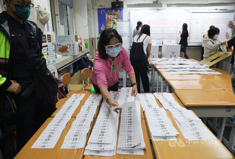 九合一大選併首次修憲複決26日投開票，下午4時投票時間截止，台北市士林區天玉里投開票所進行開票作業，選務人員整理開票後的選票。中央社記者謝佳璋攝  111年11月26日