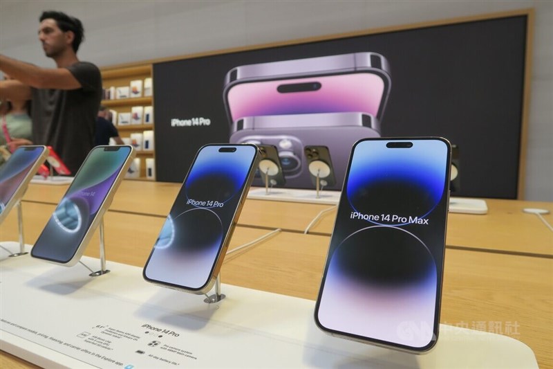 許多美國消費者想趁「黑色星期五」購物節購買iPhone卻撲空，因為蘋果位於中國的產線大亂影響出貨。圖為曼哈頓第五大道蘋果直營店內景象。（中央社檔案照片）