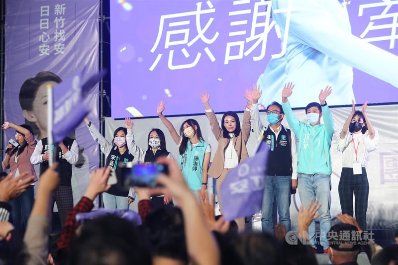 九合一選舉持續開票中，台灣民眾黨新竹市長候選人高虹安（右4）26日晚間自行宣布當選，與競選團隊成員一同上台感謝支持者。中央社記者王騰毅攝 111年11月26日