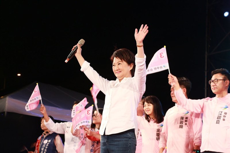 國民黨候選人盧秀燕（前）26日自行宣布當選台中市長。（中央社檔案照片）