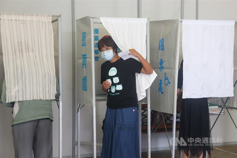 九合一選舉與18歲公民權修憲複決公投26日登場，一早位在新竹的投票所陸續有民眾前往投票。中央社記者王騰毅攝 111年11月26日