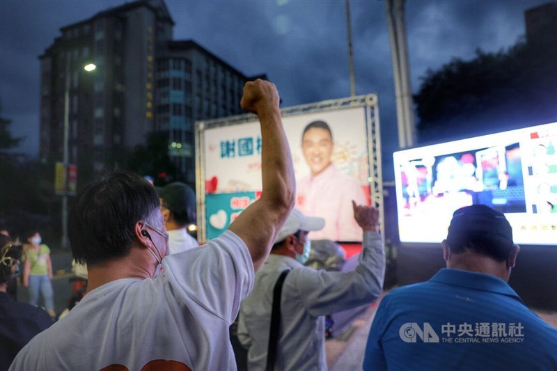 九合一選舉開票持續進行，國民黨基隆市長候選人謝國樑26日也在競總外架設舞台及大螢幕，現場群眾不時振臂歡呼。中央社記者王飛華攝 111年11月26日