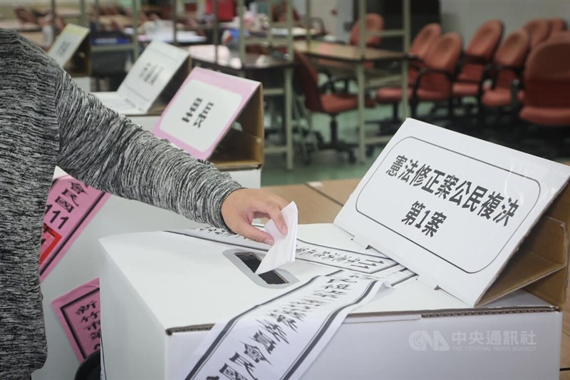 九合一選舉26日登場，台中市有民眾反映，選監人員少給18歲公民權公投票，事後想領票被拒絕，有阻擋投票嫌疑。圖為新竹民眾將公投票投入票匭。中央社記者王騰毅攝 111年11月26日