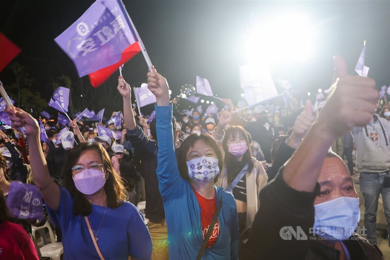 九合一選舉26日下午4時後陸續開票，民眾黨新竹市長候選人高虹安得票領先，晚間自行宣布當選，競總外齊聚的支持者們開心慶祝，高呼「安安市長」。中央社記者王騰毅攝 111年11月26日