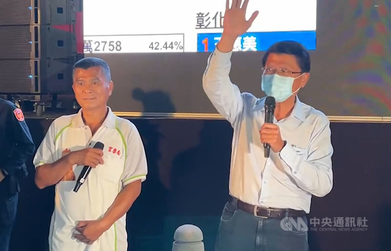 國民黨台南市長候選人謝龍介（右）26日晚間在競選總部自行宣布敗選，發表落選感言並向所有支持者致謝。中央社記者楊思瑞攝  111年11月26日