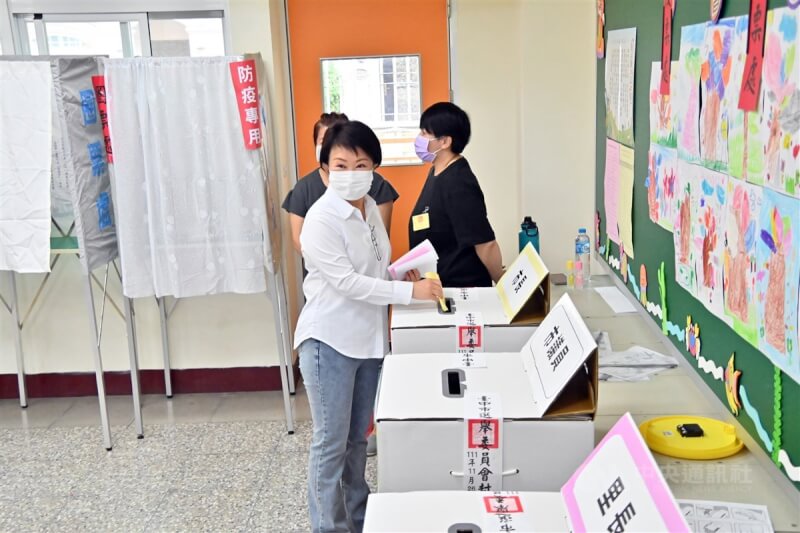 台中市長盧秀燕（前）一早前往北區健行國小完成投票。中央社記者郝雪卿攝 111年11月26日