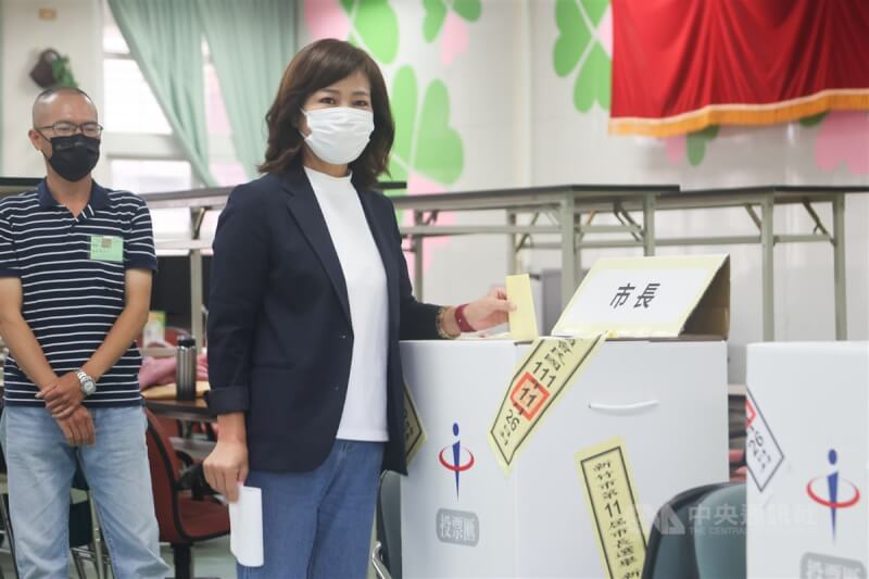 民進黨新竹市長候選人沈慧虹（右）一早前往投票所完成投票。中央社記者王騰毅攝 111年11月26日