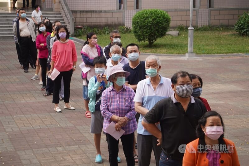 九合一選舉投票，一早高雄市的投票所外就有不少民眾排隊等候。中央社記者董俊志攝 111年11月26日