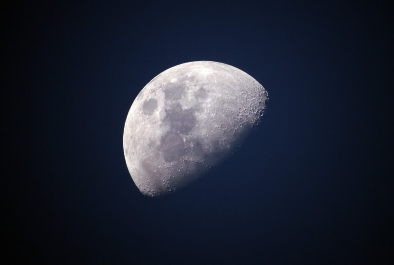 日本團隊構思在月球表面上設置天文台，一窺宇宙「黑暗時代」樣貌。（示意圖／圖取自Pixabay圖庫）