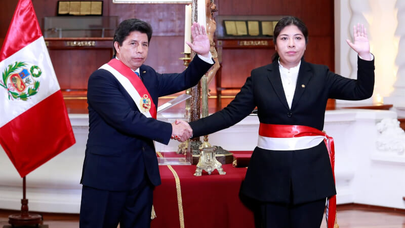 秘魯總統卡斯蒂約（左）25日指派文化部長查維斯（右）接任總理，原總理因與國會爭持不下而辭職。（圖取自facebook.com/betssychavezch）