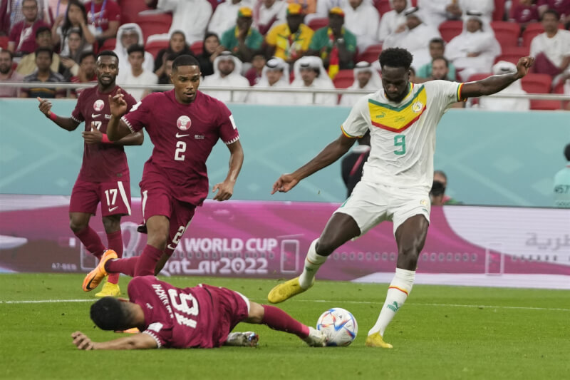 塞內加爾在世界盃小組賽對戰卡達，前鋒迪亞（白衣者）輕鬆破門得分。（美聯社）