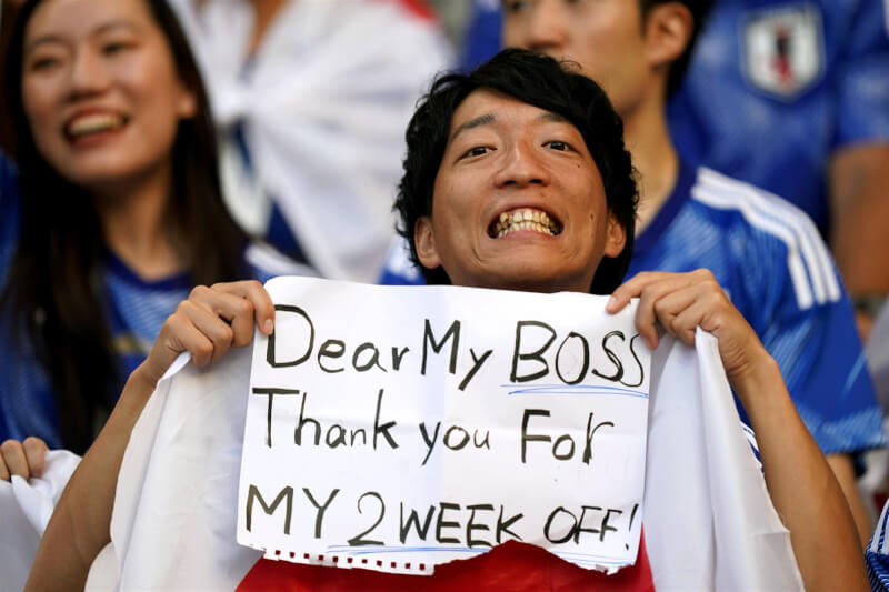 FIFA官方推特日前發布一張日本球迷感謝老闆准假的照片（圖），兩天後日本企業NTT東日本公司在推特回覆「請享受你的假期及世界盃」。（圖取自twitter.com/FIFAWorldCup）