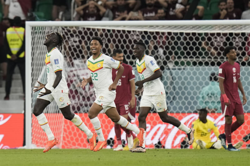 塞內加爾25日在世界盃小組賽對戰卡達，迪德希歐（前左1）將球頂往反向的左側破門，成為隊史在世界盃最老的進球者。（美聯社）