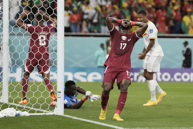 卡達25日在世界盃小組賽對戰塞內加爾，球員穆罕默德（前）的球遭塞內加爾門將擋下後，抱頭無奈哀嘆。（美聯社）