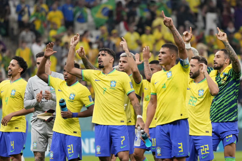 巴西隊提前確定晉級卡達世界盃足球賽16強。圖為11月24日巴西以2比0勝塞爾維亞，賽後球員們開心歡呼。（美聯社）