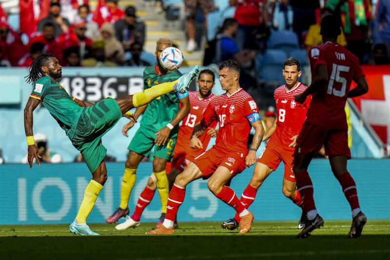 2022卡達世界盃足球賽G組賽事，瑞士（紅衣）以1比0擊敗喀麥隆（綠衣）拿下小組賽首場勝利。（美聯社）