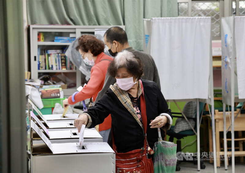 九合一選舉及18歲公民權修憲複決26日下午4時結束投票。圖為民眾赴新北市永和區秀朗國小投票。中央社記者張皓安攝 111年11月26日