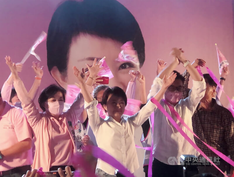國民黨台中市長候選人盧秀燕（前中）26日晚間自行宣布當選，現場支持者開心拋出慶祝彩帶，競選團隊也高舉雙手接受歡呼。 中央社記者趙麗妍攝 111年11月26日