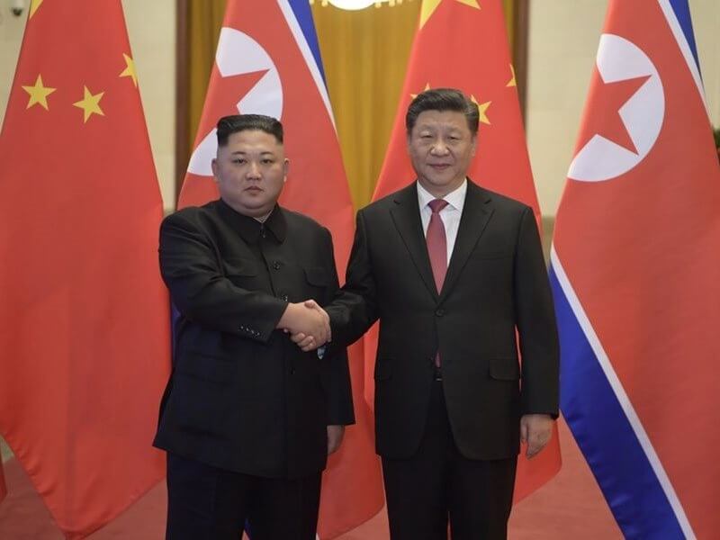 北韓官媒報導，中國國家主席習近平（右）致函北韓領導人金正恩（左），強調中國願意與北韓共同為區域及全球和平而努力。圖為習近平與金正恩2019年會晤。（圖取自中國政府網網頁www.gov.cn）