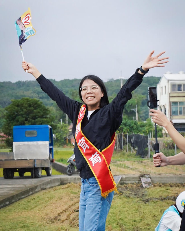 35歲政治素人、地方創生青年劉育育（圖）終結政壇老將、苗栗縣苑裡鎮長劉秋東的連任夢，26日拿下選戰勝利，她說，「今天的決定，證明苑裡是勇敢的民主小鎮」。（劉育育提供）中央社記者管瑞平傳真  111年11月26日