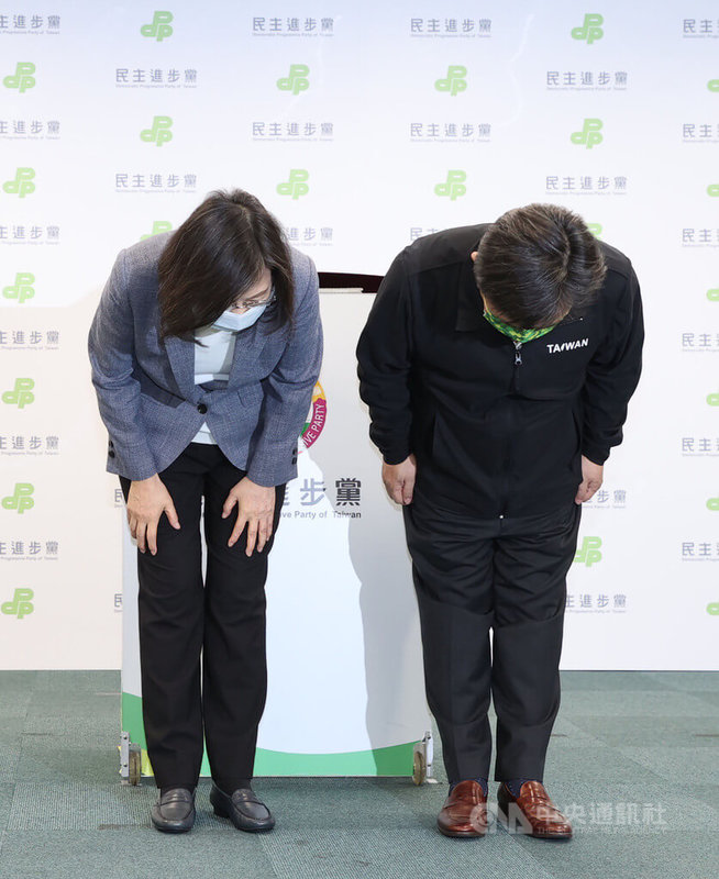 民進黨主席蔡英文(左)26日晚間舉行記者會,宣布為這次九合一選舉成績不如預期,承擔所有責任,即刻辭去黨主席一職,隨後並向支持者深深一鞠躬致歉。中央社記者鄭傑文攝 111年11月26日