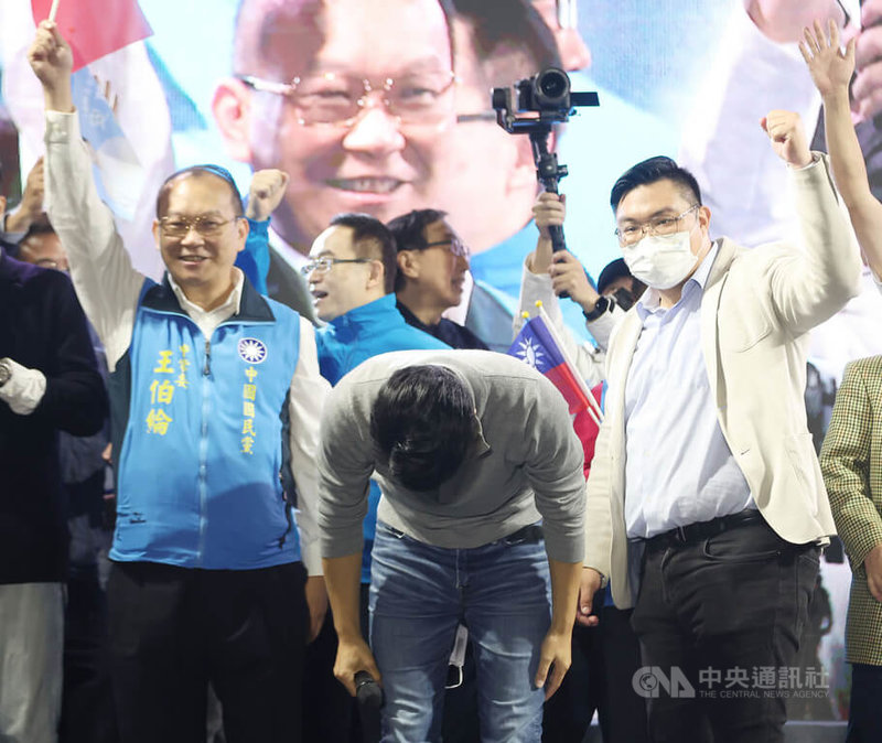 國民黨籍台北市長候選人蔣萬安（前中）26日晚間自行宣布當選，現場湧進大量群眾，展現支持蔣萬安的熱誠，蔣萬安也以深深一鞠躬感謝市民支持。中央社記者張新偉攝  111年11月26日
